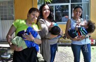 Con el objetivo de fomentar la lactancia materna se realizó la Gran Tetada 2014, en el Parque Ecológico Batán. Foto Cuartoscuro