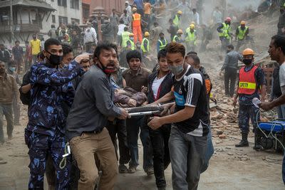 In Kathmandu Valley, quake-hit Nepalis fend for themselves - Yahoo.