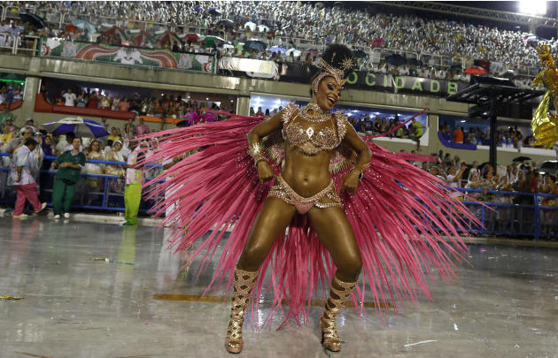 Más de 72.000 espectadores asisten en éxtasis a los desfiles, donde las 12 mejores escuelas de samba compiten durante dos días por el título de campeona del carnaval.
