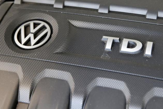Volkswagen a plongé de 18,6% en Bourse lundi, sa plus forte baisse sur une séance en 78 ans d'existence, en réaction à des accusations aux Etats-Unis de tromperie sur les émissions polluantes de ses voitures, qui l'exposent à des amendes colossales et pourraient avoir des retombées en Europe. /Photo prise le 21 septembre 2015/REUTERS/Shannon Stapleton