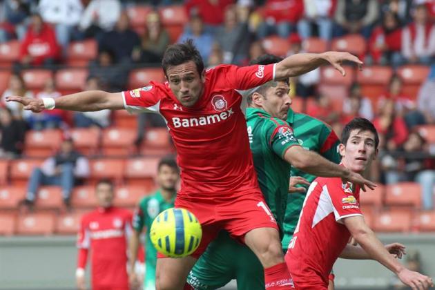 MEX08. TOLUCA (MÉXICO), 18/01/2015.- El jugador de Toluca Jeronimo Amione (frente) disputa el balón con Javier Muñoz (atrás) de Jaguares hoy, domingo 18 de enero de 2015, durante un partido de la jorn