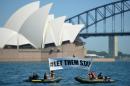 Des militants de Greenpeace brandissent une banderole avec l'inscription 