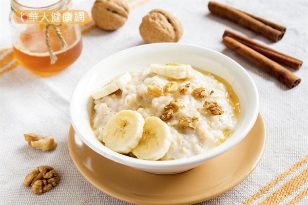 如果不想吃冷的蜂蜜香蕉燕麥，也可以放進微波爐加熱30秒，就有一頓溫熱的香甜早餐可以吃了！