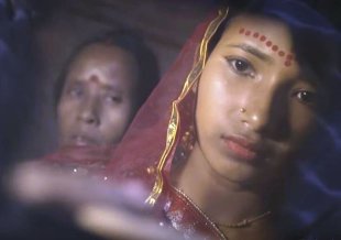 曾差點被嫁掉的孟加拉女孩形容，小小新娘們就像「市場上等著被賣掉的牛」，非常無助。(photo by YouTube影片截圖)