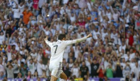 El delantero del Real Madrid Cristiano Ronaldo celebra tras marcar un gol el sábado en la victoria de su equipo ante el Barcelona
