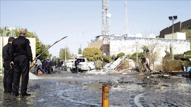 Policías y bomberos de la región autónoma del Kurdistán iraquí realizan su trabajo en el sitio donde se produjo un ataque suicida con un coche bomba en la ciudad de Erbil, al norte de Irak. EFE/Archivo