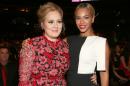 Las cantantes Adele y Beyoncé durante la entrega de los premios Grammy el 10 de febrero de 2013 en Los Angeles