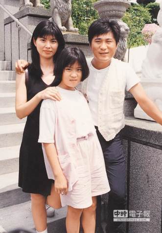 ↑胡瓜（右）與女兒小禎20年前合照，父女很相像。（資料照片）