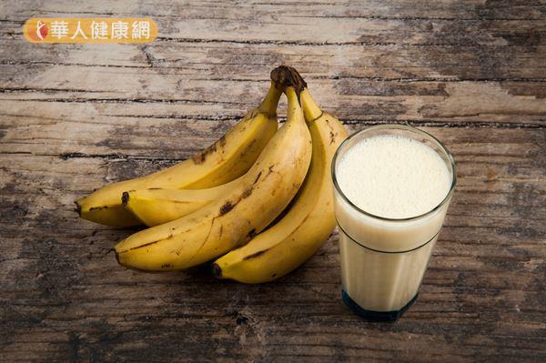 每日一根香蕉搭配一杯溫熱無糖豆漿，能讓腸道通順不卡卡，從此擺脫便秘！