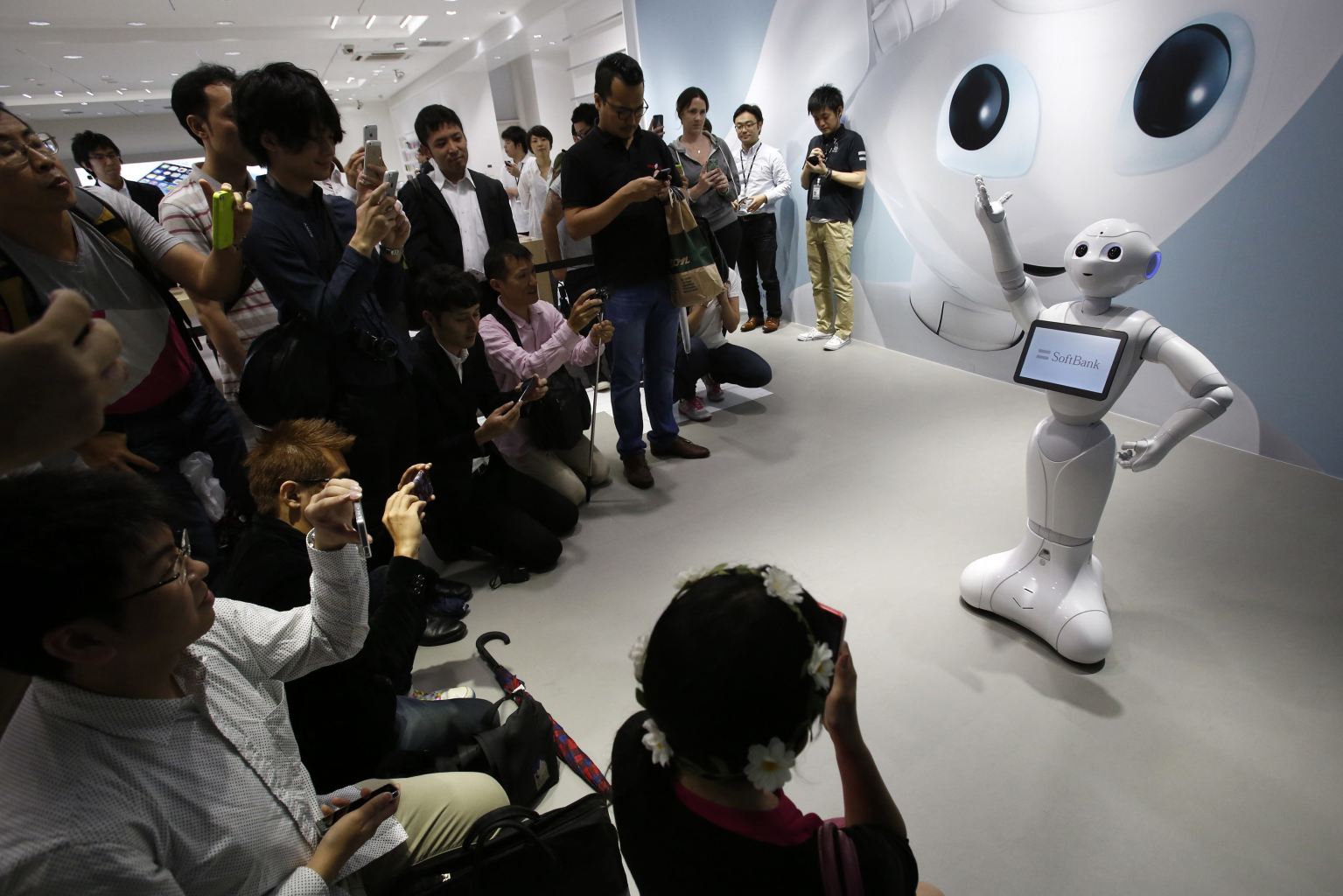 Роботы а не человек песня. Робот лайк. «Синдика» запустили уникальных роботов. Human like Robots.
