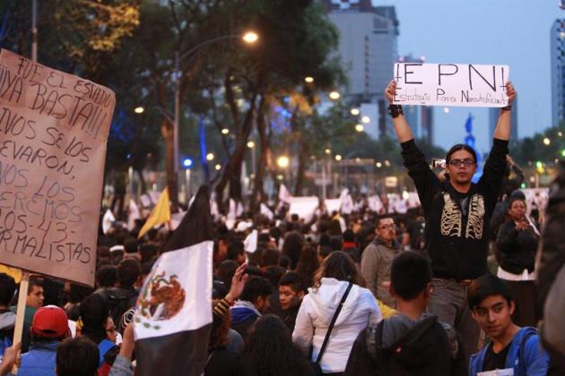 MEX99. CIUDAD DE MÉXICO (MÉXICO), 20/11/2014.- Miles de estudiantes y organizaciones civiles marchan hoy, jueves 20 de noviembre de 2014 , al inicio de una larga jornada de protestas a nivel nacional 