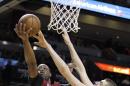 Dwyane Wade del Heat de Miami dispara al aro sobre Nikola Jokic de los Nuggets de Denver el lunes 14 de marzo de 2016. (AP Foto/Luis M. Alvarez)