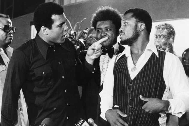 一代拳王阿里（Muhammad Ali）病逝，這是他在1975年與Joe Frazier對決（美聯社）
