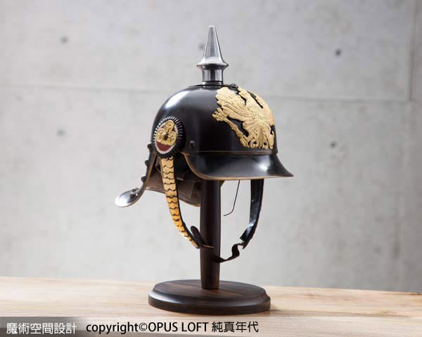 普魯士軍隊頭盔，以不鏽鋼、銅、鉚釘、皮革等材質精心打造，古典中帶有俐落感，已可見軍用頭盔、安全帽的雛型。（圖片提供／純真年代 OPUS LOFT）