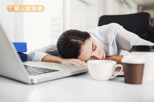 許多人趴睡習慣把頭歪一邊，將脖子扭轉90度，長期下來容易使頸椎受傷。