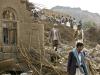 En esta imagen de archivo del 4 de abril de 2015, yemeníes caminan entre los escombros de casas destruidas por los ataques aéreos liderados por Arabia Saudí en un pueblo cerca de Saná, en Yemen. Al menos 74 niños murieron en la escalada de violencia en Yemen, según una agencia de las Naciones Unidas. (AP Foto/Hani Mohammed, Archivo)