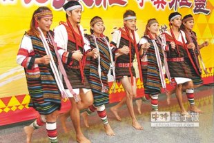 泰安鄉泰雅文化祭活動25日登場，優美的原住民舞蹈為活動暖身，效果十足。（陳慶居攝）