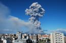 Photo fournie par l'observatoire météorologique de Kagoshima, montrant la fumée s'élevant du volcan Sakurajima, le 18 août 2013