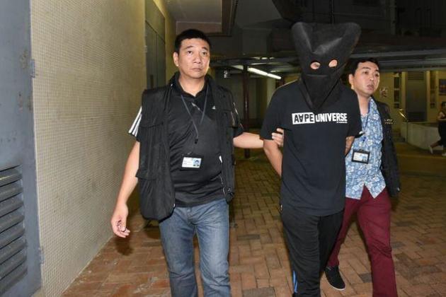 警方押疑犯到東涌一單位搜查。
