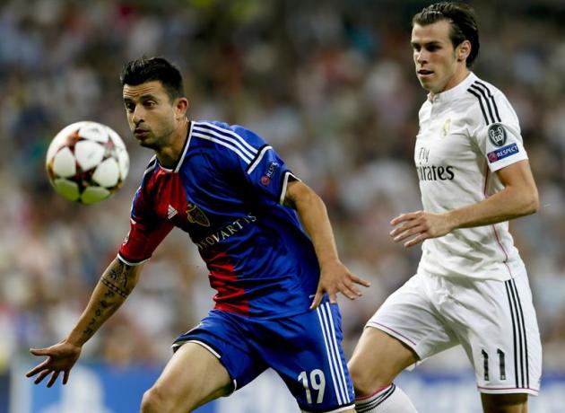 GRA583. MADRID. 16/09/2014.- El delantero galés del Real Madrid Gareth Bale (d) lucha el balón con el sueco Behrang Safari (i), del FC Basilea, durante el partido de la primera jornada de la fase de g