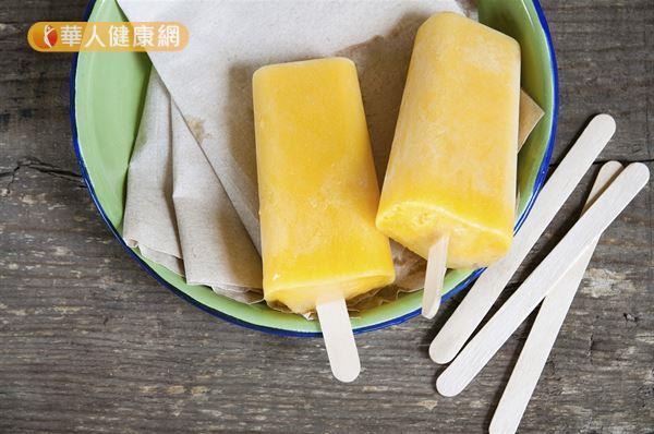 「鳳梨芒果優格冰」材料有芒果55公克、鳳梨63公克、低脂優酪乳120毫升。