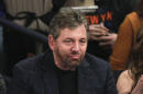 El director general de los Knicks James Dolan fotografiado durante cun partido contra el Golden State Warriors en Nueva York el 7 de febrero del 2015. Dolan le dijo a un aficionado crítico del equipo que mejor apoyase a los Nets, que los Knicks no querían gente "odiosa" como él, posiblemente alcohólico. (AP Photo/Frank Franklin II)