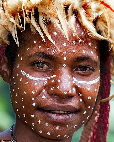 Ảnh hiếm về bộ tộc bí ẩn trên đảo vắng của Indonesia