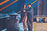 【《三城記》明天上映】除夕夜，重遇後的湯唯和劉青雲在飯店中自我陶醉地起舞，十分浪漫。