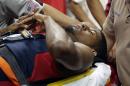 El jugador de los Pacers, Paul George, es sacado en camilla tras fracturarse una pierna en un partido de fogueo con la selección de Estados Unidos el vienres, 1 de agosto de 2014, en Las Vegas. (AP Photo/John Locher)