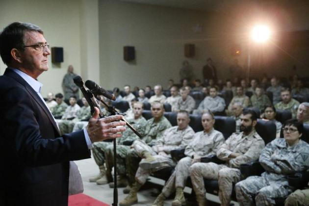 Carter discursa para tropas americanas no Kuwait