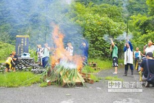 銅門部落太魯閣族人不滿長期被「觀光霸凌」，7日在歐菲莉颱風受難族人紀念碑前燒狼煙、鳴槍宣示主權。