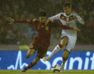 Spain's defender Marc Batra (L) vies with Germany's midfielder Toni Kroos during their friendly football match at the Balaidos stadium in Vigo on November 18, 2014