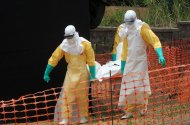 (Abril) Equipe da Médicos sem Fronteiras remove o corpo de uma vítima do Ebola na Guiné