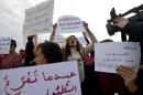 Des tunisiennes rassemblées devant le Parlement pour réclamer la révision d'une loi qui permet à un homme d'échapper à des poursui...<br /><br />Source : <a href=
