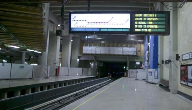 Andén vacio en el metro de Bruselas por la jornada de huelga. EFE