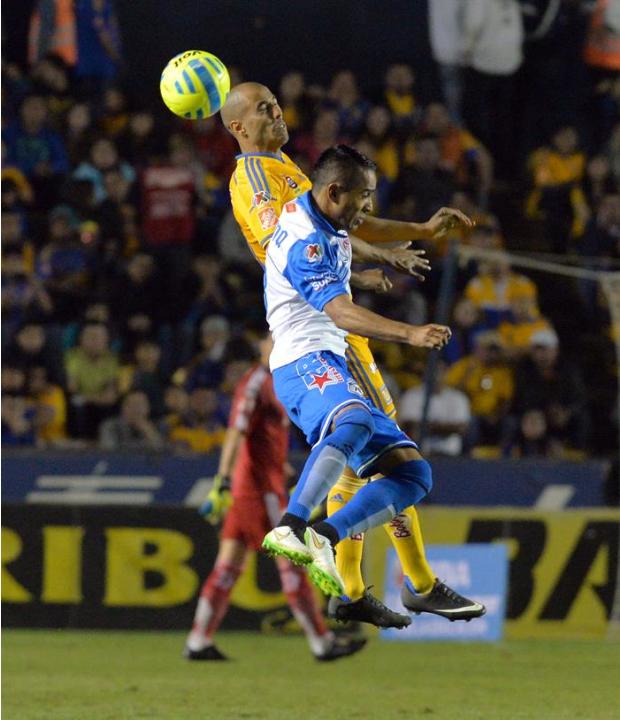 MEX51. MONTERREY (MÉXICO), 07/02/2015.- Guido Pizarro (i), de Tigres, disputa el balón con Francisco Torres (d), de Puebla, hoy sábado 7 de febrero de 2015, durante el partido correspondiente a la jor