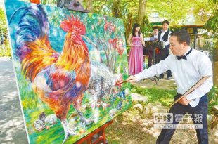 農民畫家陳明順以自家所養的雞為繪畫題材《happiness》，擠進法國藝術家沙龍展。（呂妍庭攝）