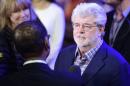 El creador de "Star Wars", George Lucas (D), asiste al lanzamiento europeo de la película, el 16 de diciembre de 2015 en Londres