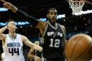 LaMarcus Aldridge gesticula delante de Frank Kaminsky durante el partido de la NBA entre los San Antonio Spurs y los Charlotte Hornets jugado el 21 de marzo último en Charlotte (EEUU)