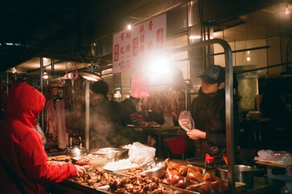 菜市場的衛生與吵雜問題，是附近住家常有的困擾。圖片取自：Blowing Puffer Fish @Flickr http://bit.ly/1HTOElQ