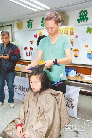 學子捐秀髮 助病童找回歡顏（葉書宏攝）