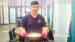 柔道國手羅永欣端出招牌酸菜白肉鍋，大嘆謀生不易，換跑道改學麵點，開餐館較實際。（王文吉攝）