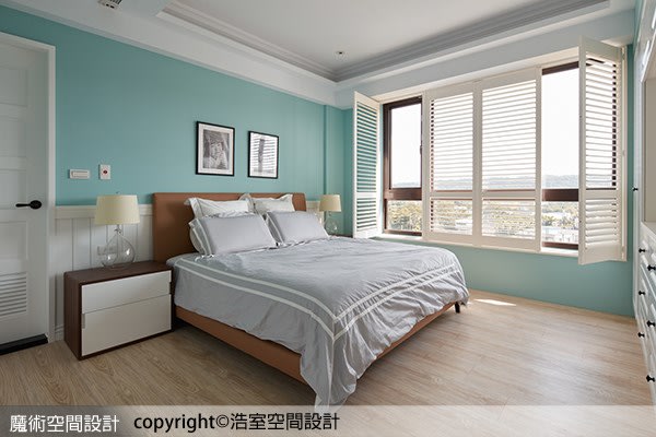 主臥室牆面特別漆上tiffany藍，在窗外綠意的襯托下，帶出時尚優雅的浪漫氣息。
