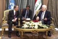 Fotografría facilitada por Naciones Unidas que muestra al secretario general de la ONU, Ban Ki-moon (i) conversando con el presidente iraquí, Fuad Masum (d) durante una reunión en Bagdad, Irak hoy 30 de marzo de 2015. EFE
