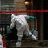 Un trabajador de la salud entra el 12 de octubre de 20144 a la casa de una persona afectada por el virus del ébola en Dallas, el primer caso contraído en EEUU