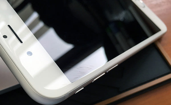 iPhone 6 用家投訴: 沒有保護貼, 螢幕就變這樣