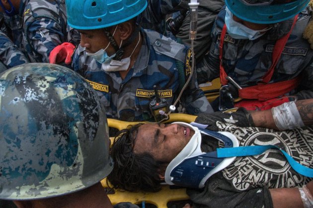 Adolescente resgatado cinco dias após terremoto no Nepal