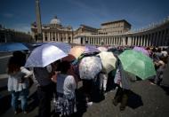 Visitantes de la plaza de San Pedro en el Vaticano, el 29 de junio de 2015 (AFP/Archivos | Filippo Monteforte)