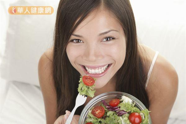 攝取充足的蔬菜有助於維持腸道健康，放大益生菌的作用。
