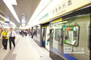 不跳針了捷運台北「小巨蛋站」廣播跳針3連發將走入歷史，已錄好國、台和客語版本，預計農曆年前上路。（張立勳攝）